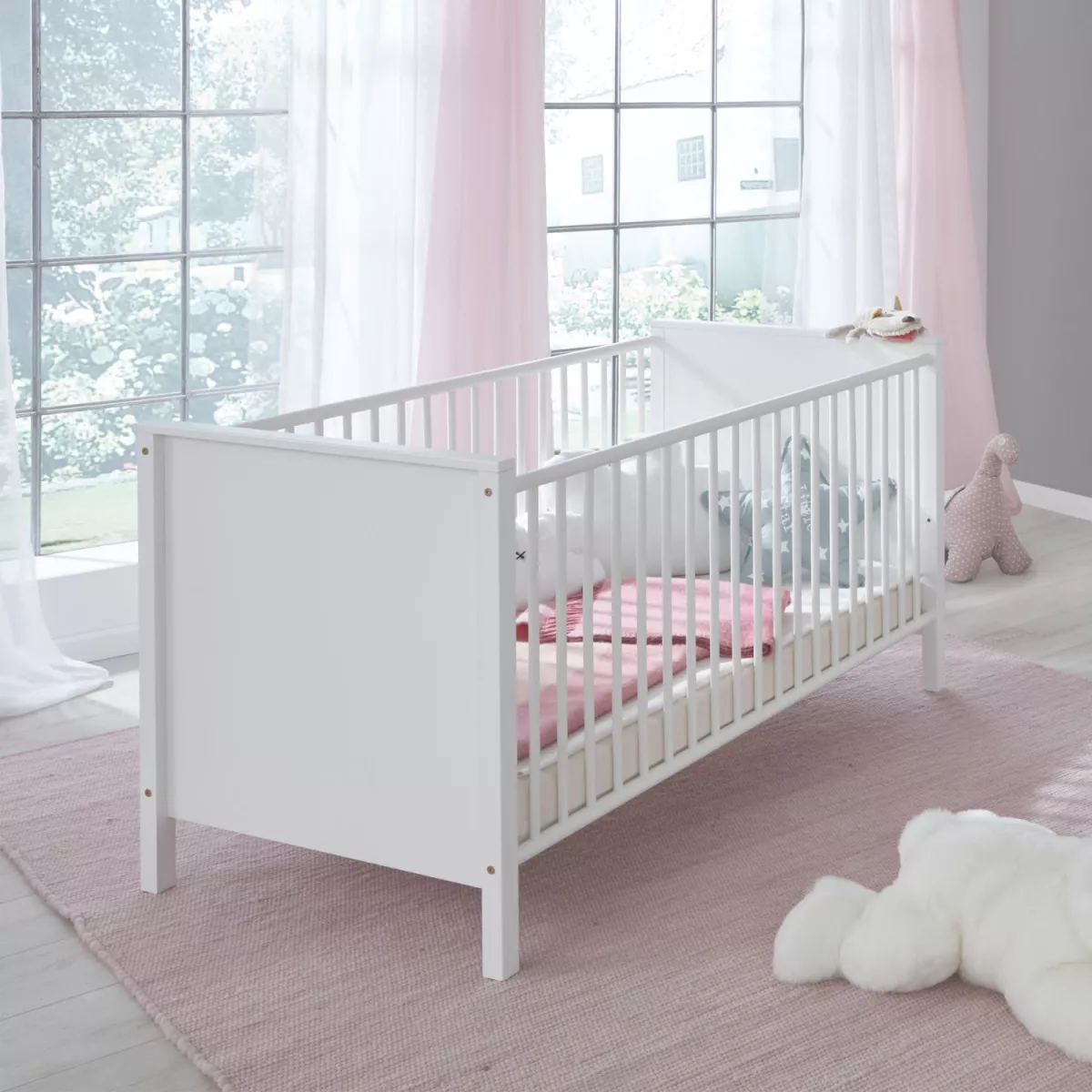 #1 - Tremmeseng med lamelbund i hvid kunstfiner til babyværelset