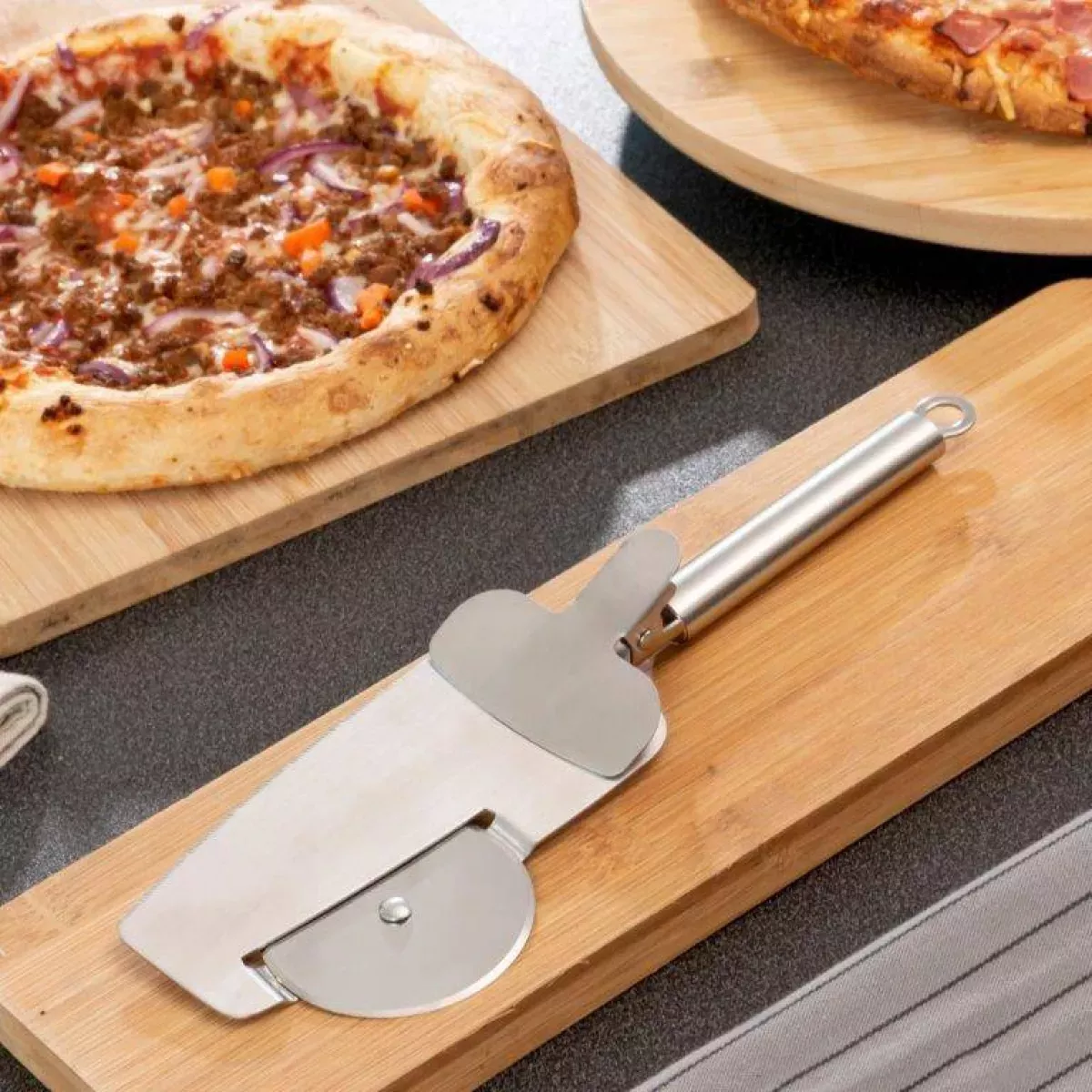 #2 - Nice Slice Pizzaskærer 4-i-1 design med deler/spartel