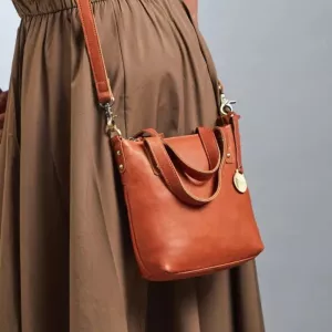 18: Style Monaco i en flot brunt læder. Smuk lædertaske til hånd, skulder & crossbody