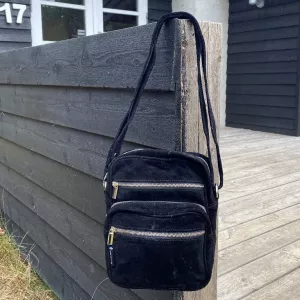 4: By Fogstrup Unisex lædertaske i ruskind | sort