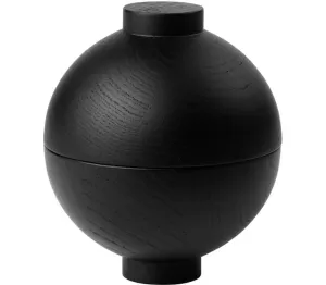 7: Wooden Sphere, Opbevaringskrukke, Eg by Kristina Dam (D: 12 cm. x H: 15 cm., Sort)