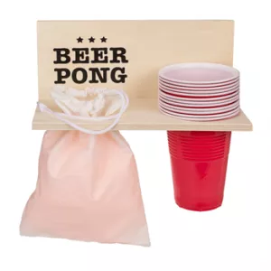 1: Beer Pong med træhylde og 12 krus.