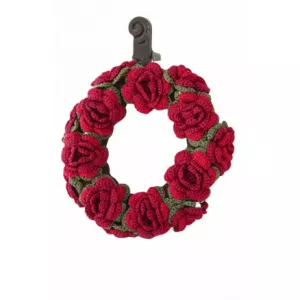 6: Christmas in Bloom by DROPS Design - Julekrans med blomster Hækleopskr - Julekrans - 22 cm