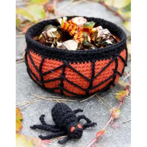 7: Creepy Candy by DROPS Design - Halloween Pynt Hækleopskrift Kurv 12x6c - Creepy Candy by DROPS Design