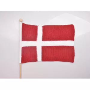 6: Dannebrogsflag af Rito Krea - Flag Strikkeopskrift 20x30cm - 20 x 30 cm.