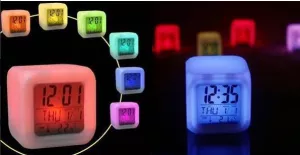 1: LED vækkeur med flot farveskift i mellem 7 forskellige farver.